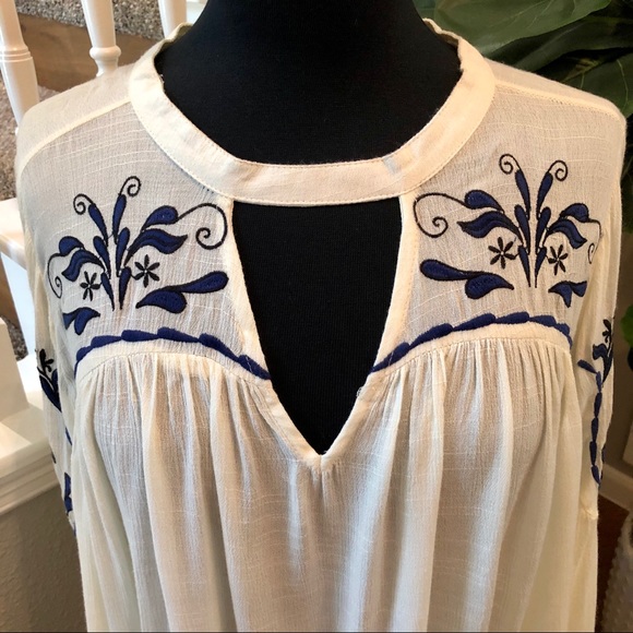 Flowy White Dress with Embroidered Detailing - Picture 3 of 13